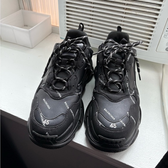 Balenciaga Men's Black Sneakers - Picture 4 of 6